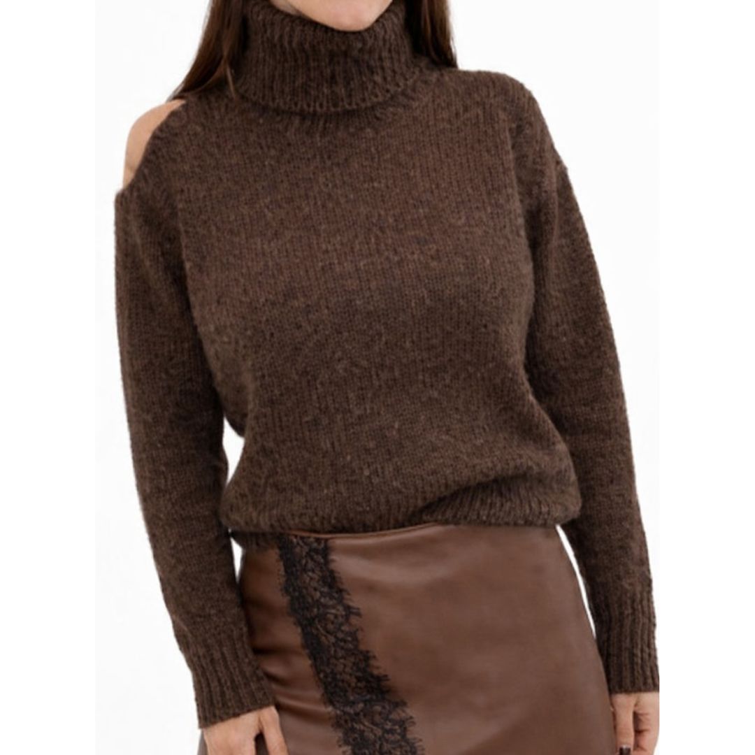 Jersey Dolcevita con hombreras y broche