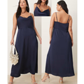 Vestido largo azul marino de tirantes con cuello desbocado de satén