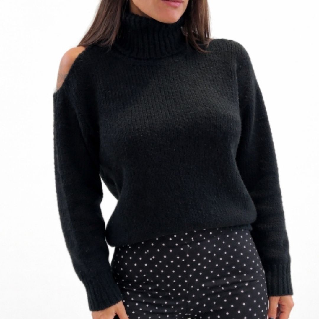 Jersey Dolcevita con hombreras y broche