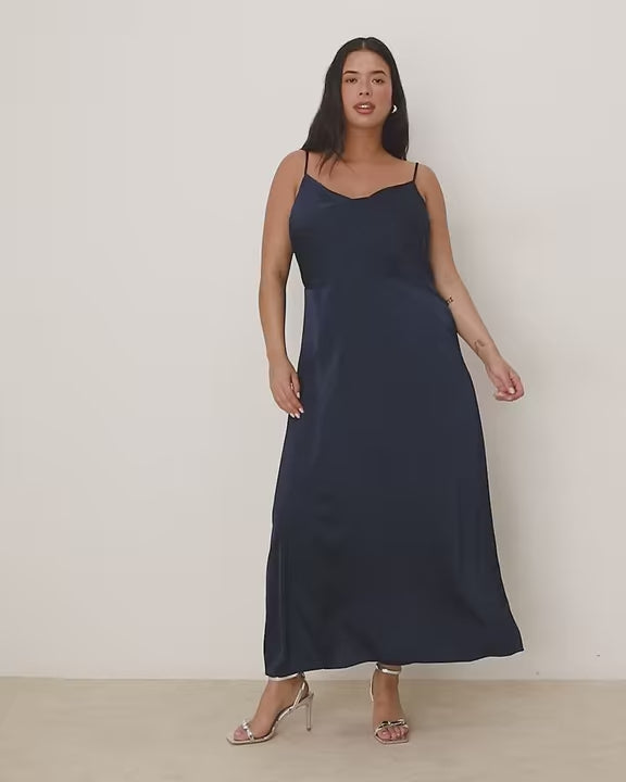 Vestido largo azul marino de tirantes con cuello desbocado de satén