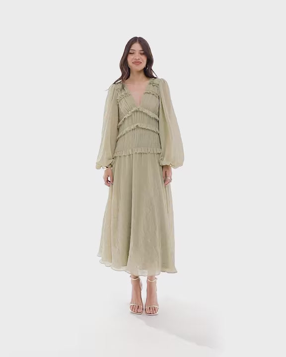 Vestido midi verde oliva con cuello escotado y volantes