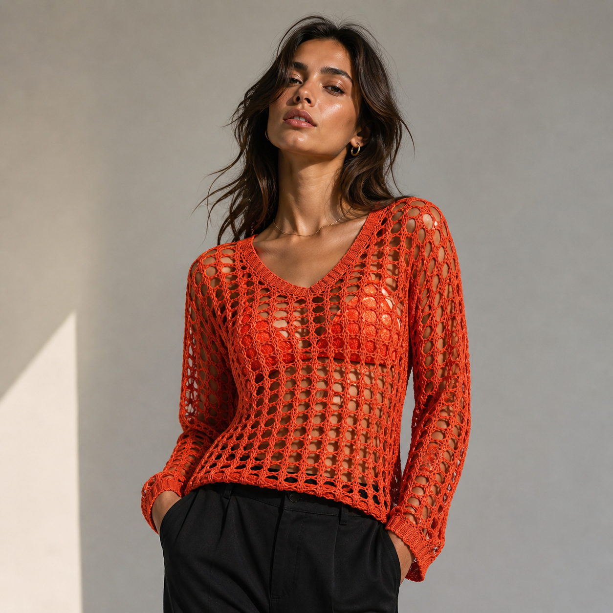 Top de mujer informal de ajuste holgado con cuello en V, diseño calado para toda estaciones